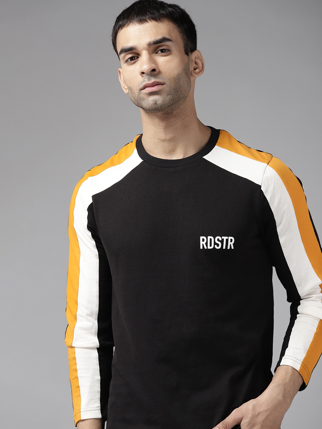 

Roadster Men Black Solid Side Striped T-shirt