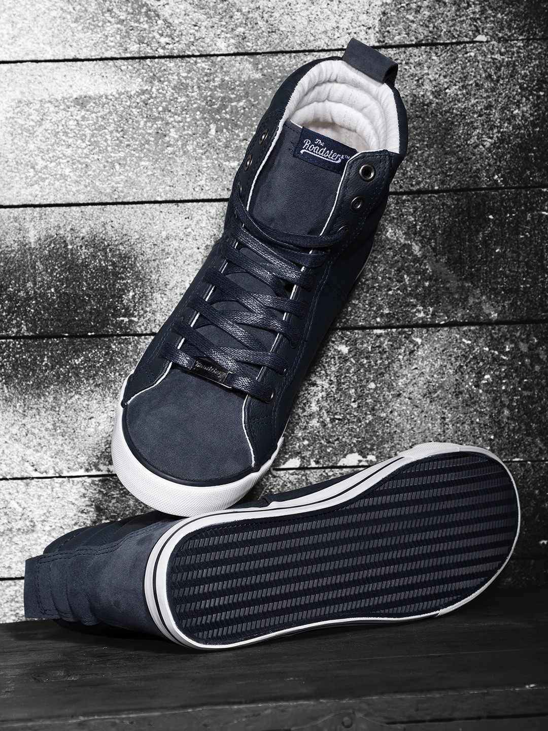 

Roadster Men Navy Solid High-Top Sneakers, Navy blue