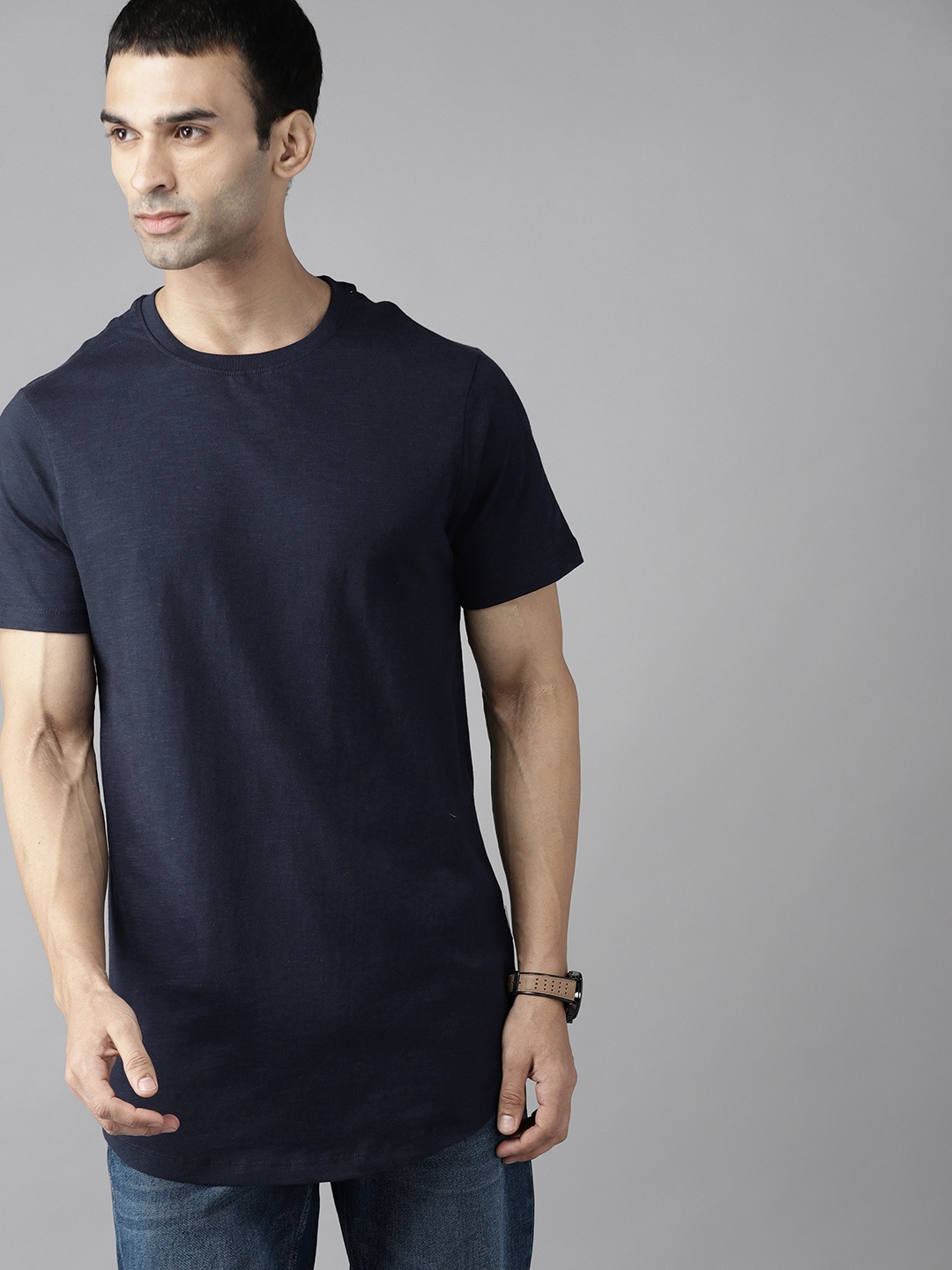

Roadster Men Navy Blue Pure Cotton Solid Longline Pure Cotton T-shirt