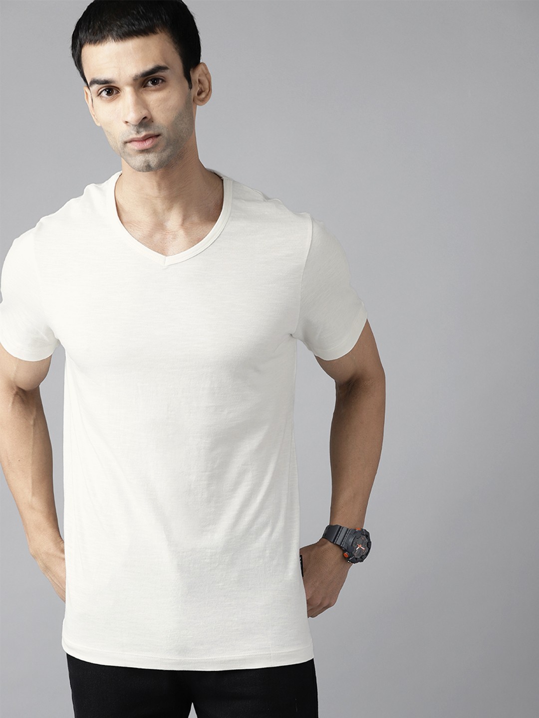 

Roadster Men White Pure Cotton Solid V-Neck T-shirt