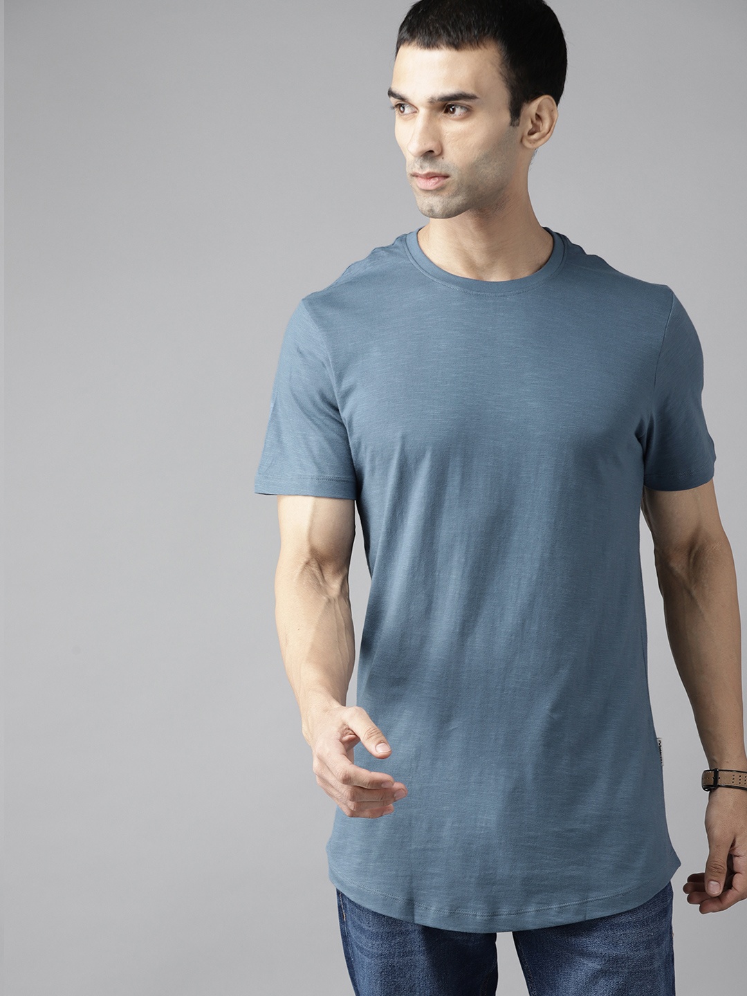 

Roadster Men Blue Pure Cotton Solid Longline Pure Cotton T-shirt