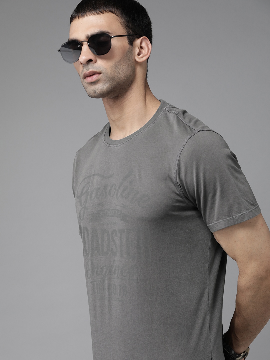 

Roadster Men Charcoal Grey Pure Cotton Brand Logo Print T-shirt