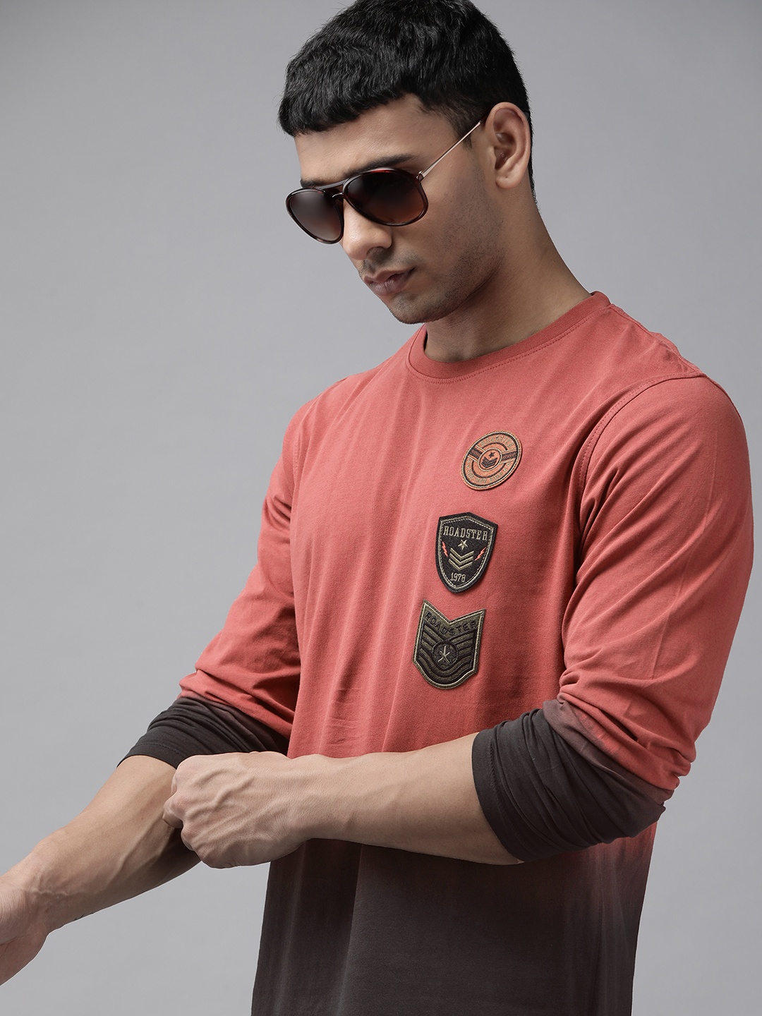 

Roadster Men Rose & Black Ombre Dyed Pure Cotton Applique T-shirt