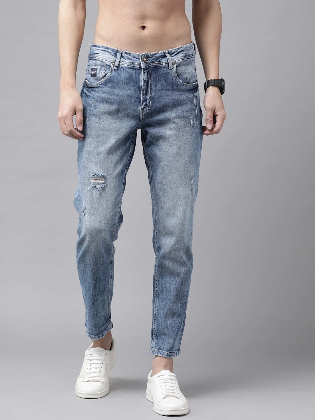 

Roadster Men Blue Carrot Fit Mildly Distressed Light Fade Stretchable Jeans