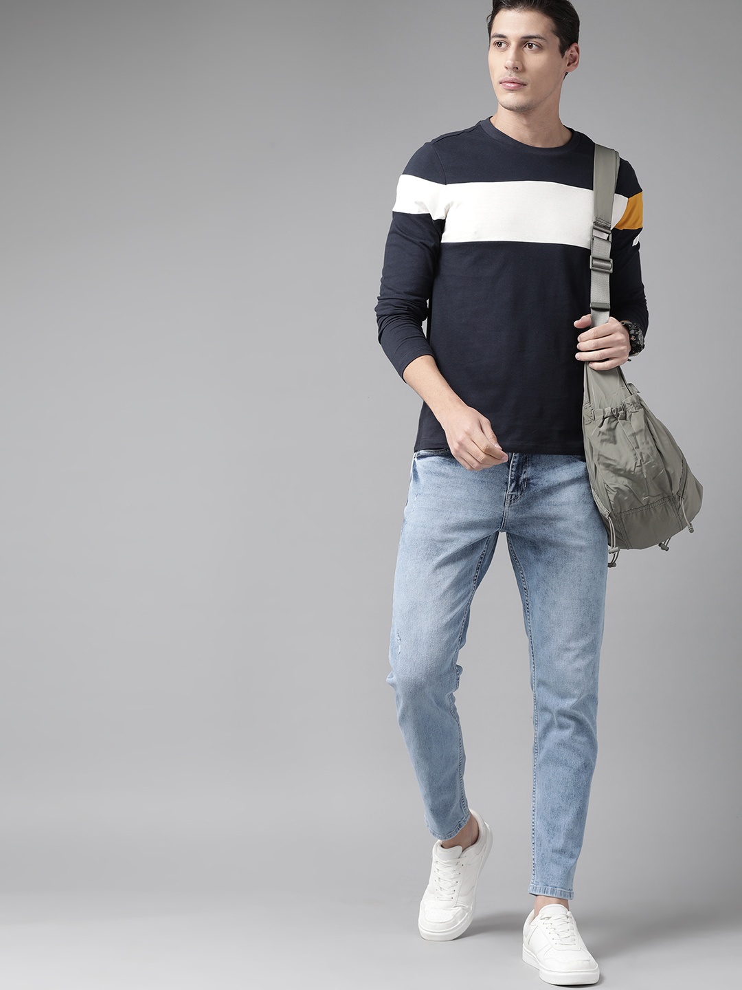 

Roadster Men Blue Carrot Fit Low Distressed Light Fade Stretchable Jeans