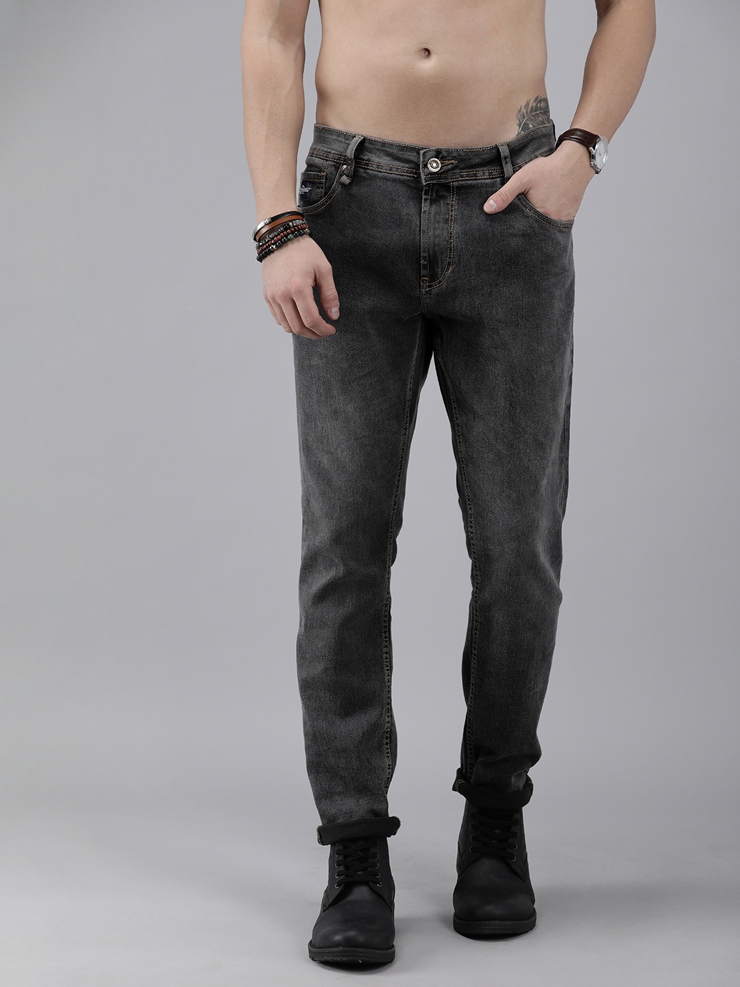 

Roadster Men Black Carrot Fit Mid Rise Light Fade Stretchable Jeans
