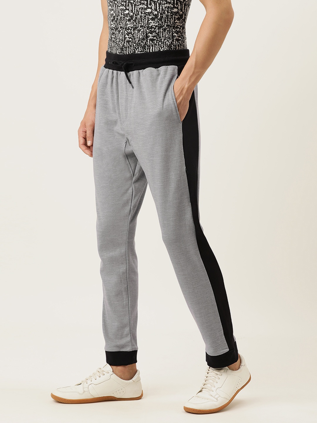 

Campus Sutra Men Grey Solid Straight Fit Joggers With Side Stripes