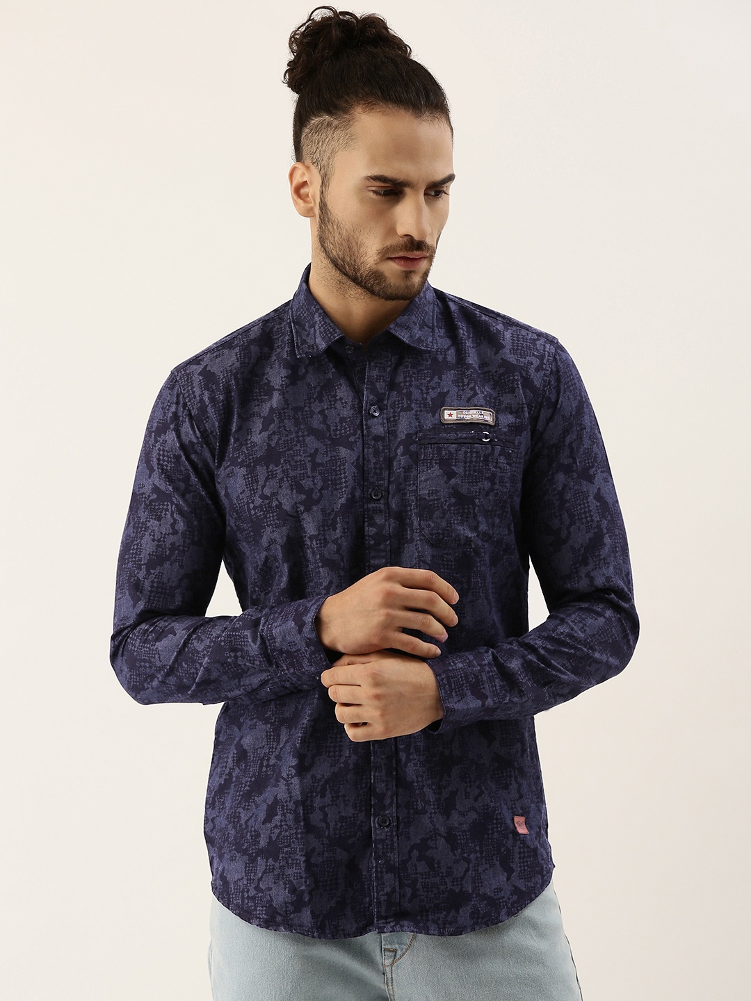 

Campus Sutra Men Navy Blue Cotton Camouflage Print Chambray Shirt