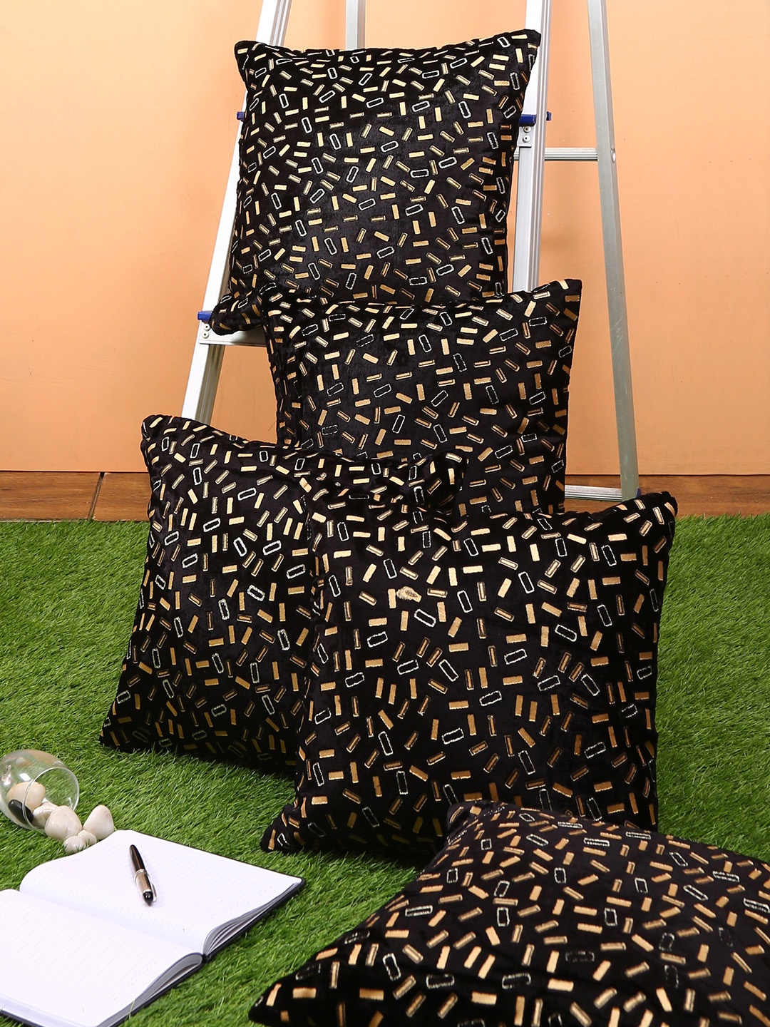 

ROMEE Set Of 5 Black & Gold-Toned Geometric Velvet Square Cushion Covers