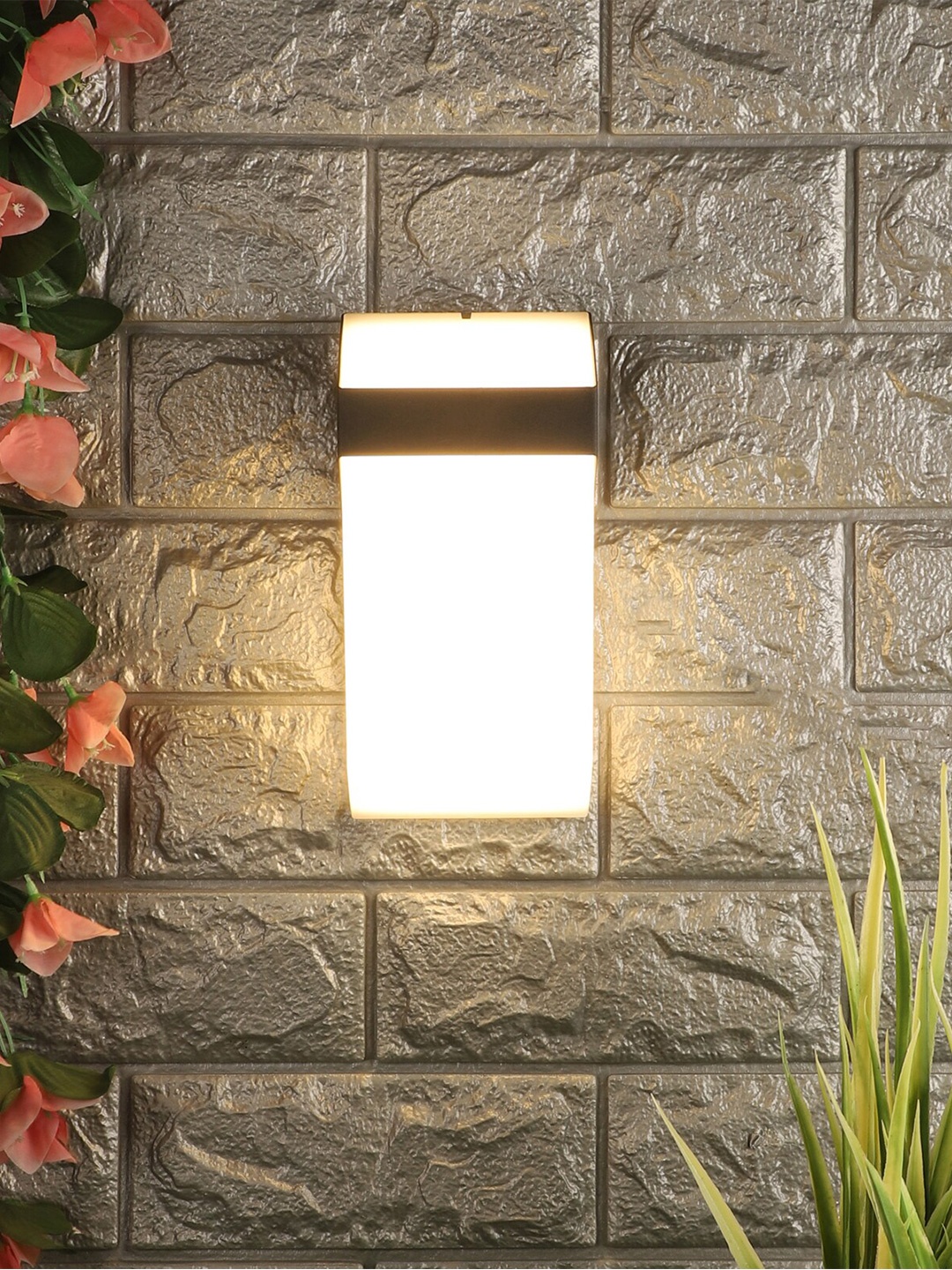 

MFD HOME FURNISHING Gold-Toned Aluminium Outdoor Lamp