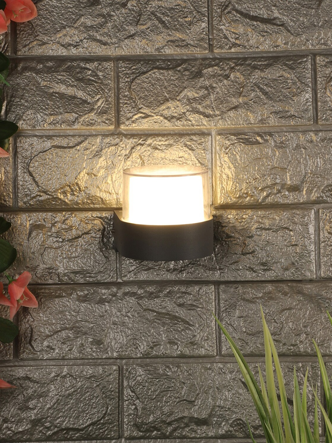 

MFD HOME FURNISHING Gold-Toned Solid Aluminium Contemporary Outdoor Lamp