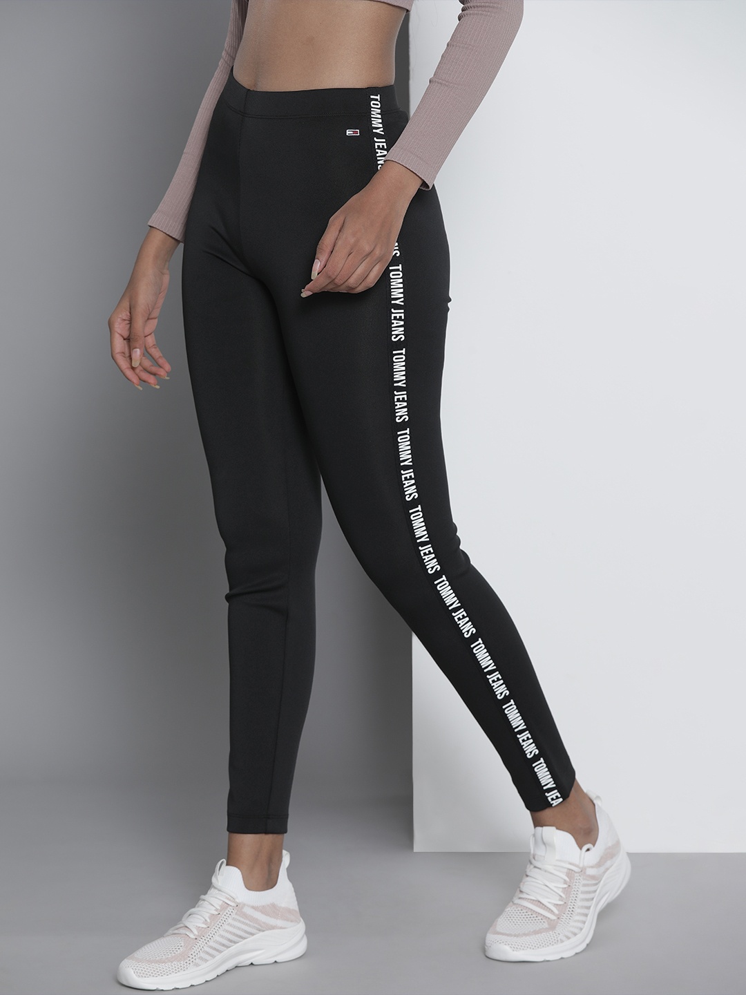 

Tommy Hilfiger Women Black Solid Leggings