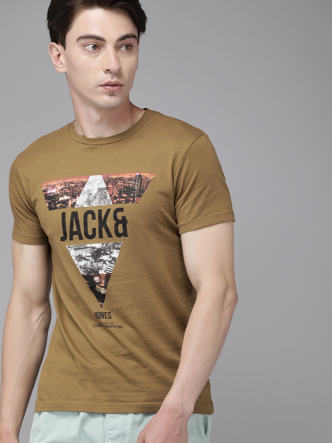 

Jack Jones Men Brown Black Graphic Printed Slim Fit Pure Cotton T-shirt