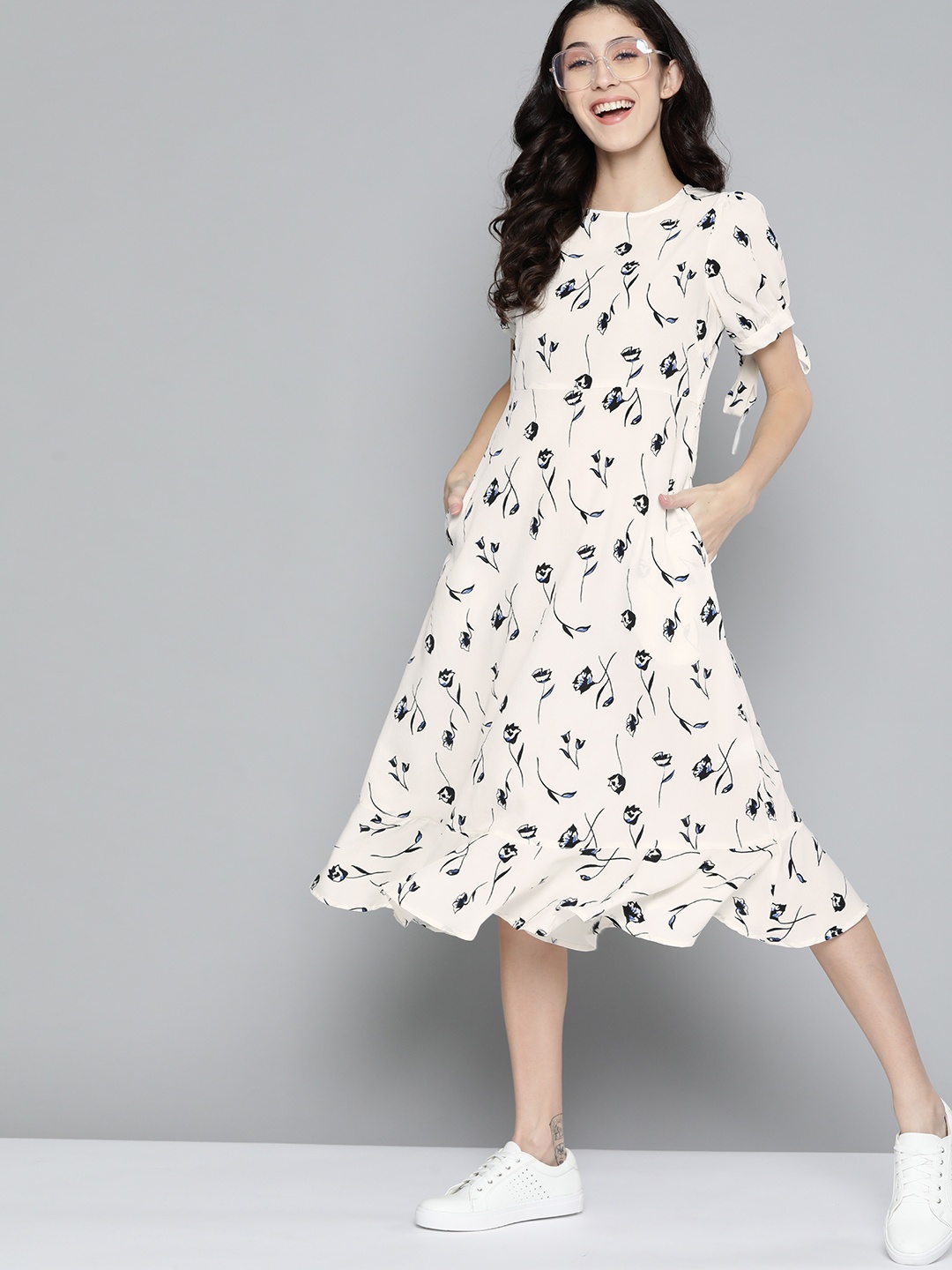 

Mast & Harbour Off-White & Black Floral Print A-Line Dress