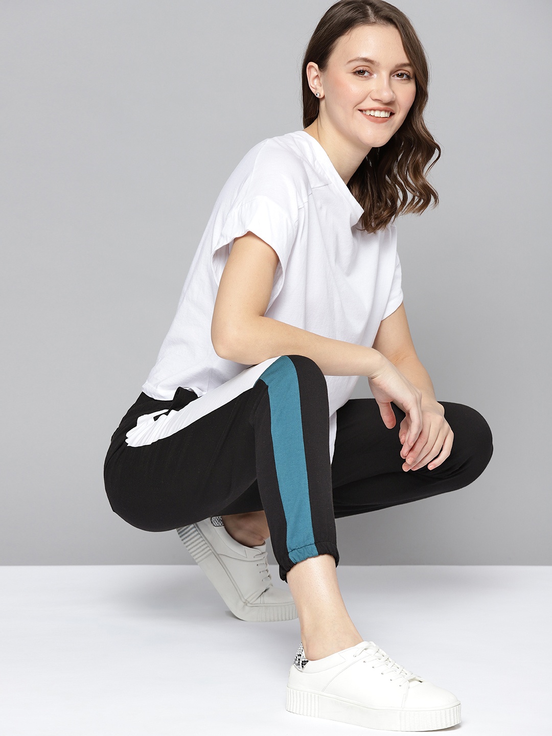 

Mast & Harbour Women Black Solid Side Panelling Cropped Joggers