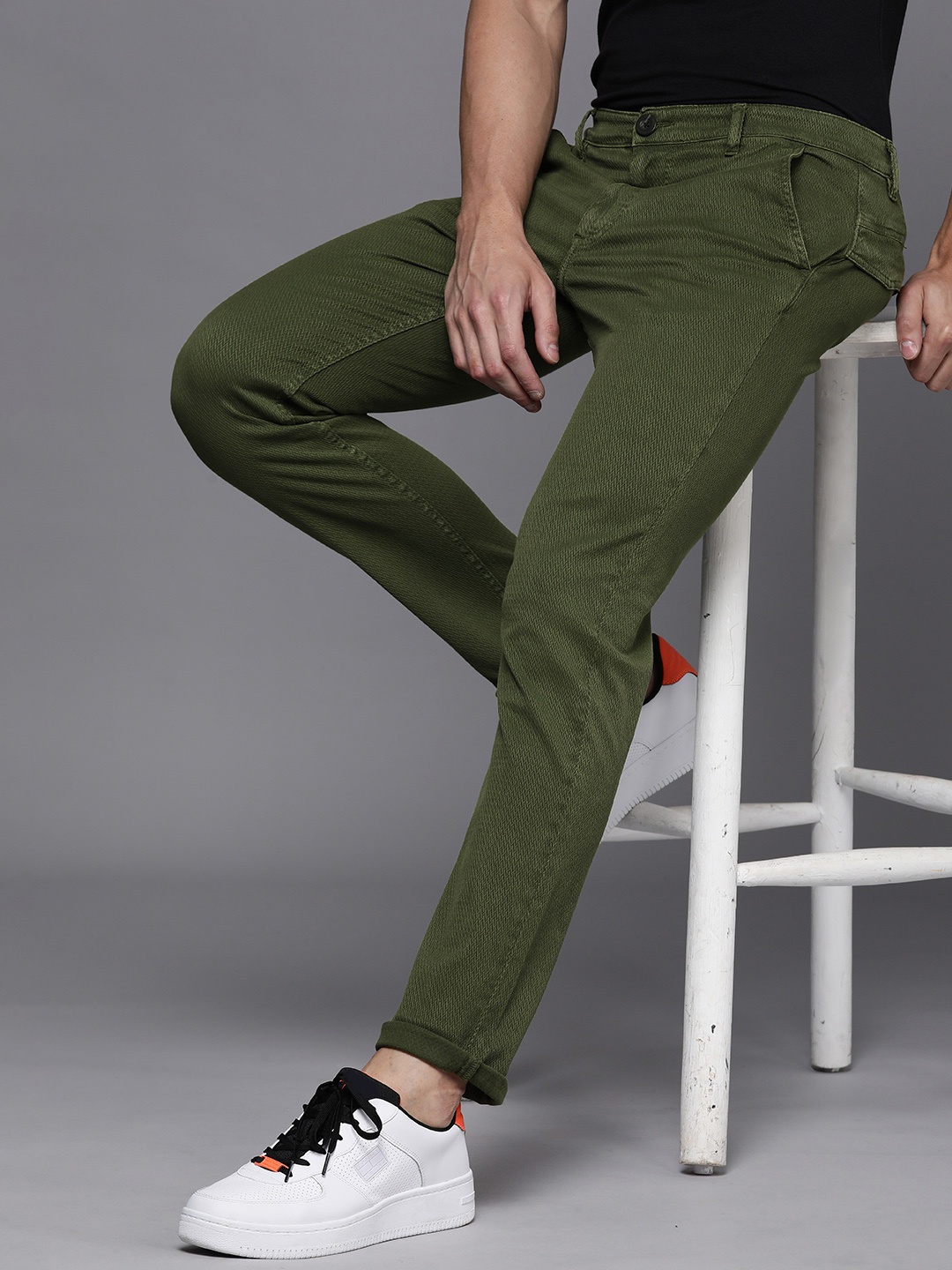 

WROGN Men Olive Green Self Design Slim Fit Trousers