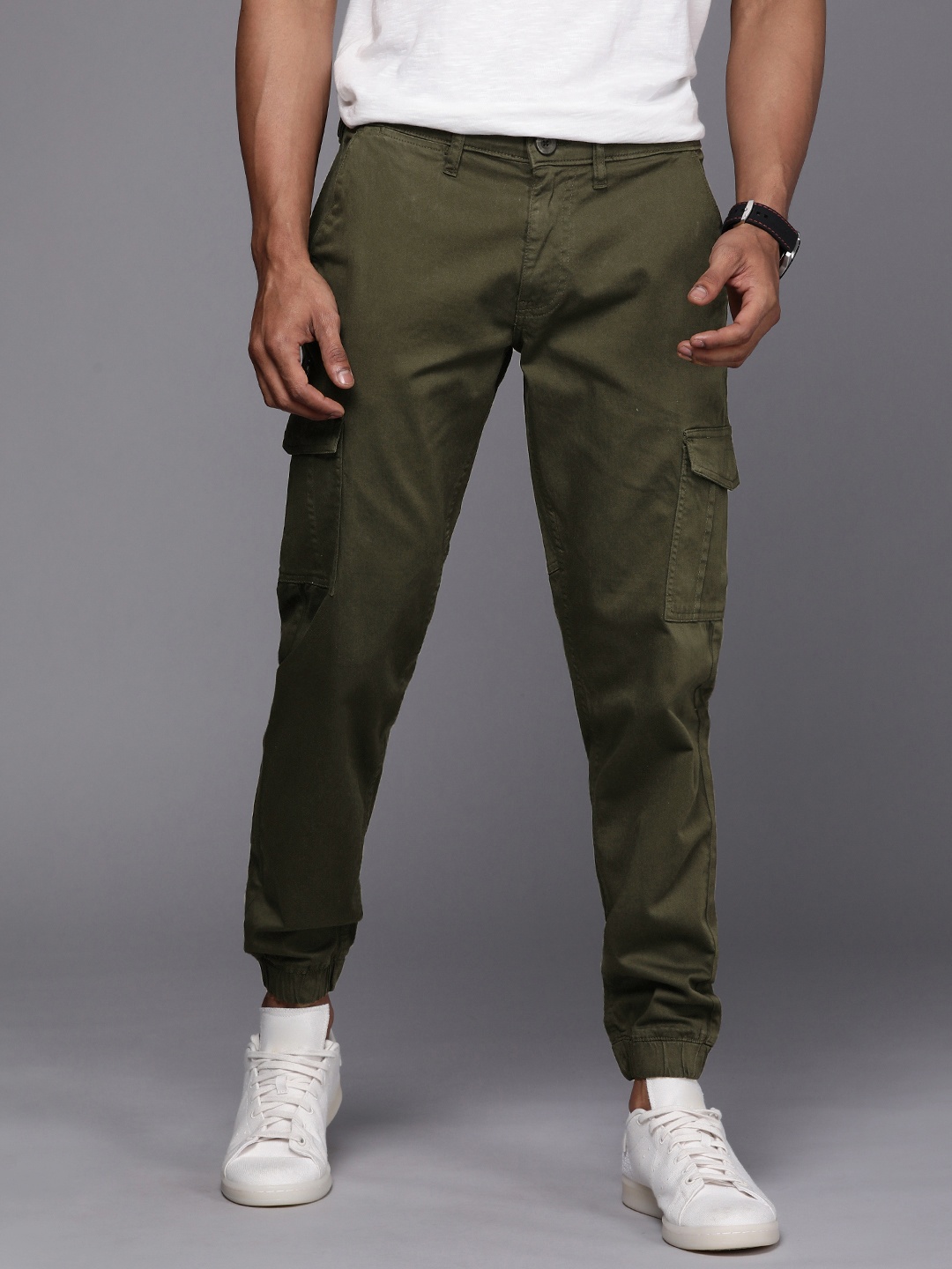 

WROGN Men Olive Green Joggers Trousers