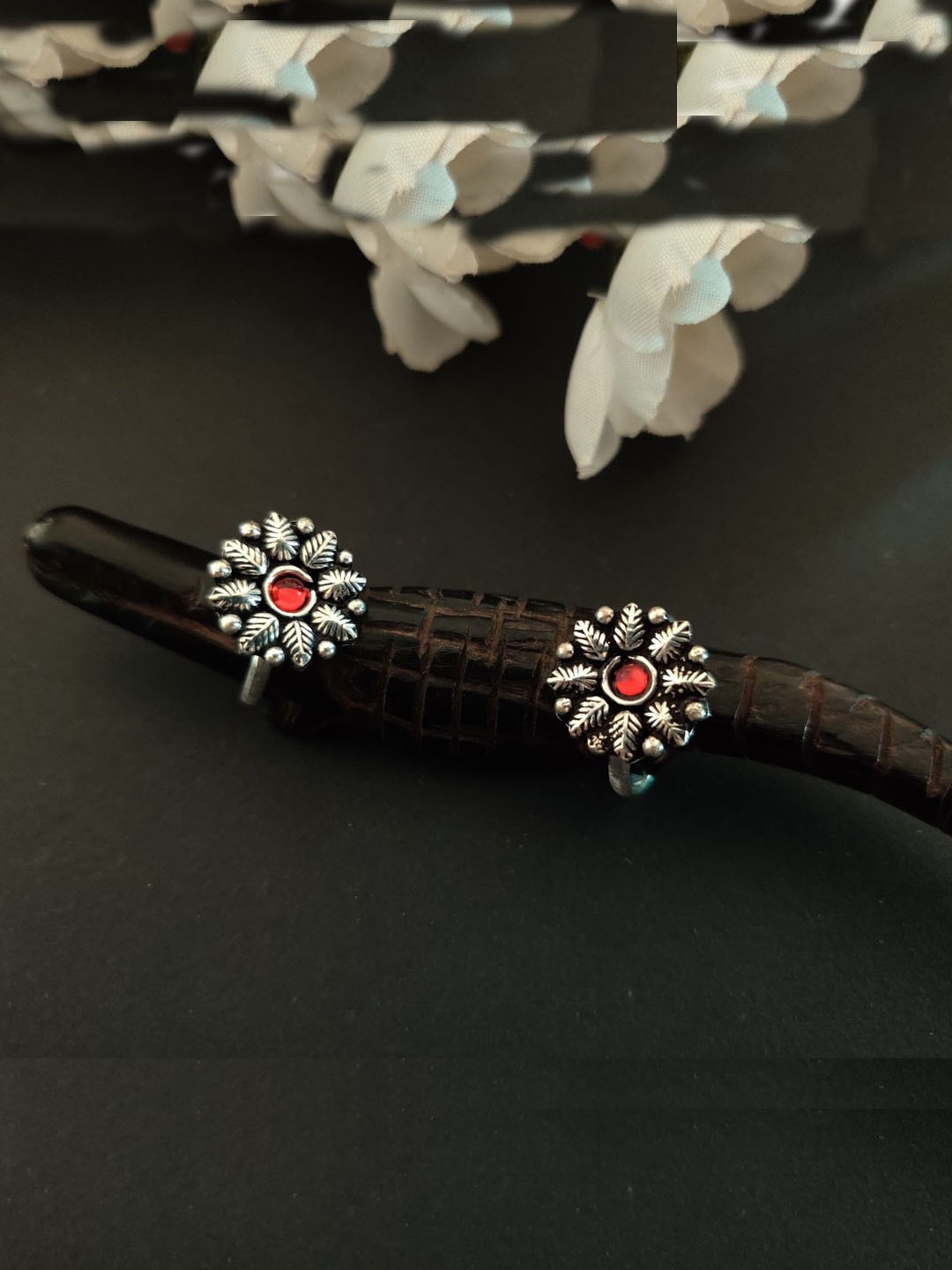 

Binnis Wardrobe Womens Silver & Red German toe ring