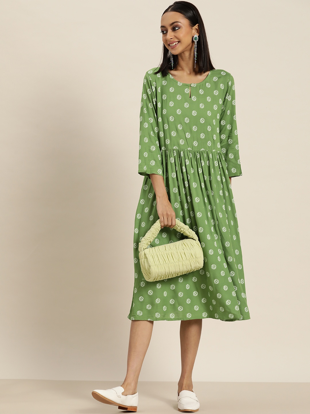 

Sangria Women Green & White Floral Keyhole Neck A-Line Midi Dress