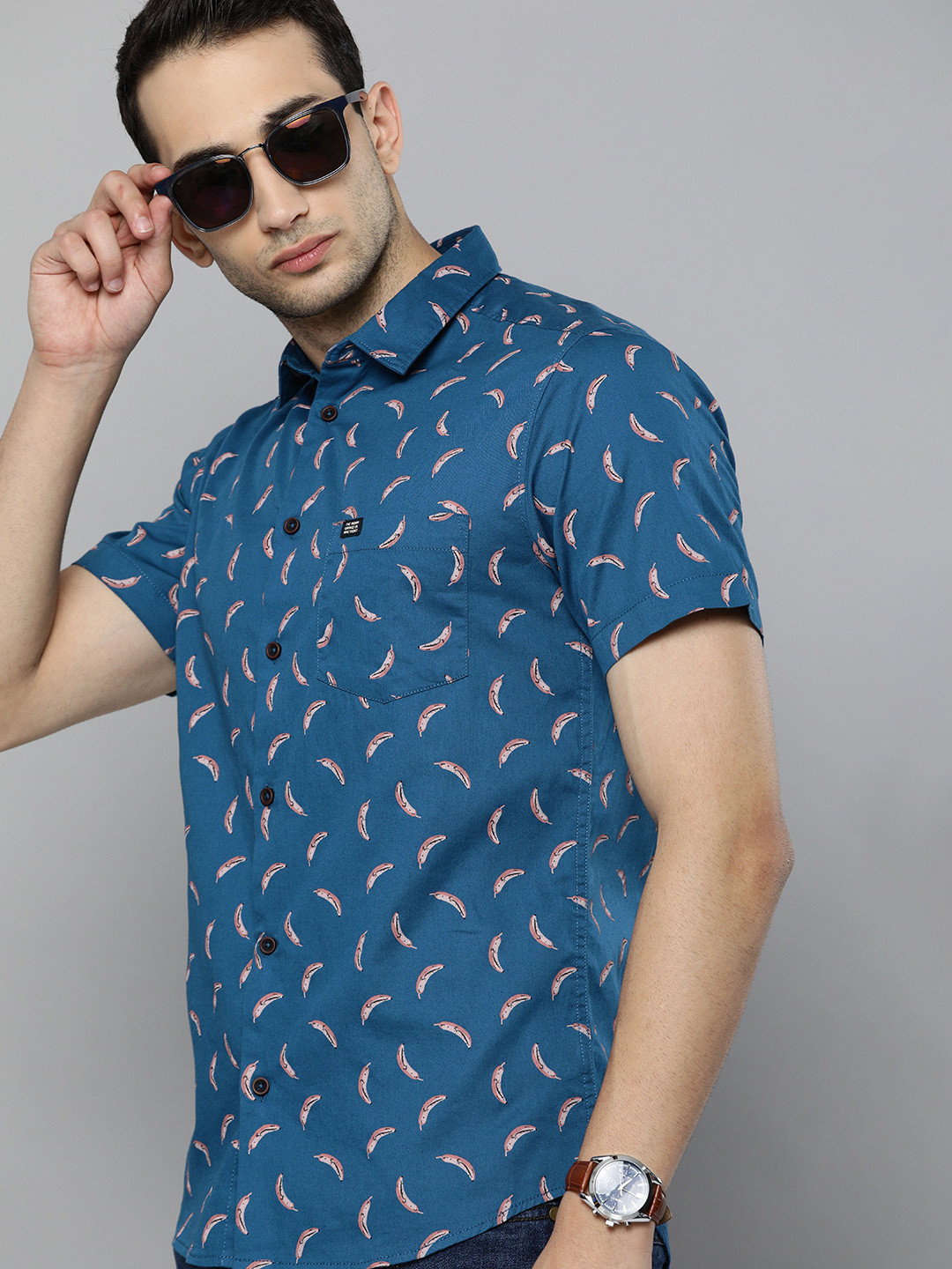 

The Indian Garage Co Men Blue & Pink Slim Fit Printed Casual Shirt