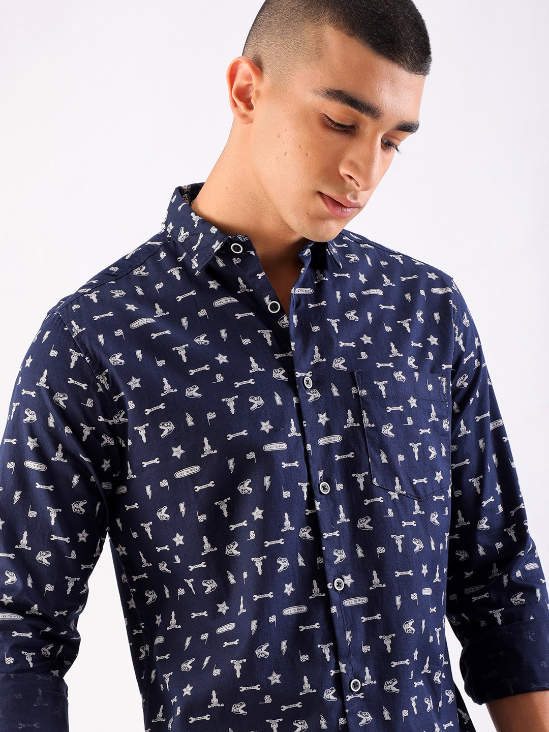 

The Indian Garage Co Men Navy Blue & White Slim Fit Printed Casual Shirt