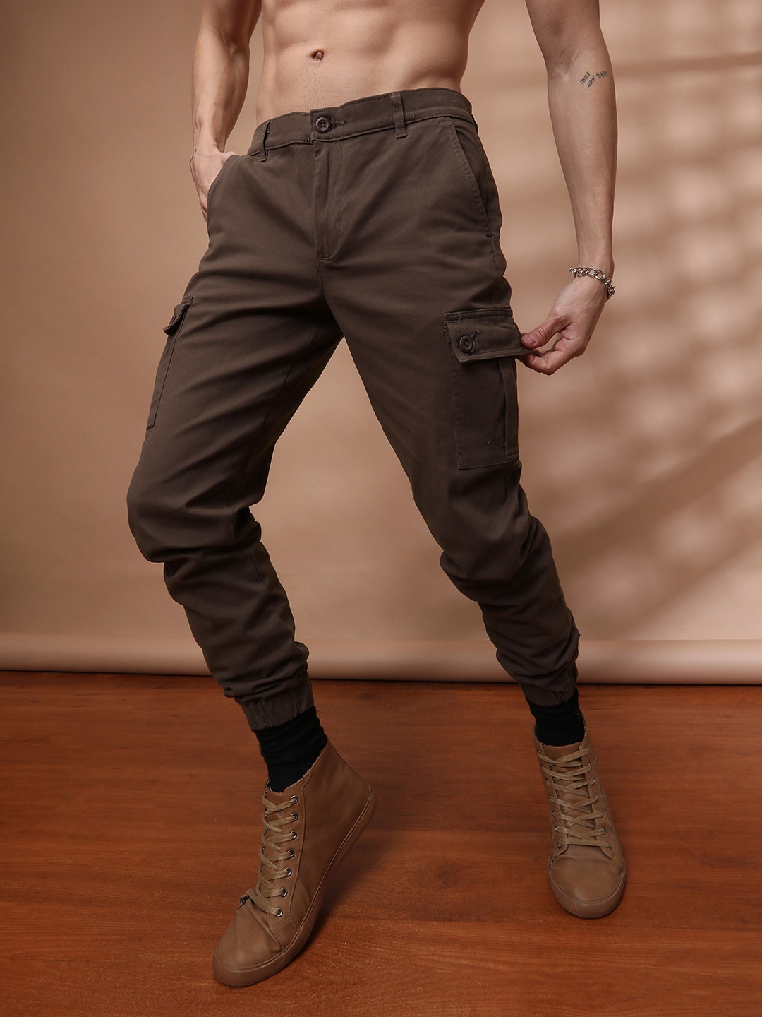 

The Indian Garage Co Men Coffee Brown Slim Fit Cargo Joggers