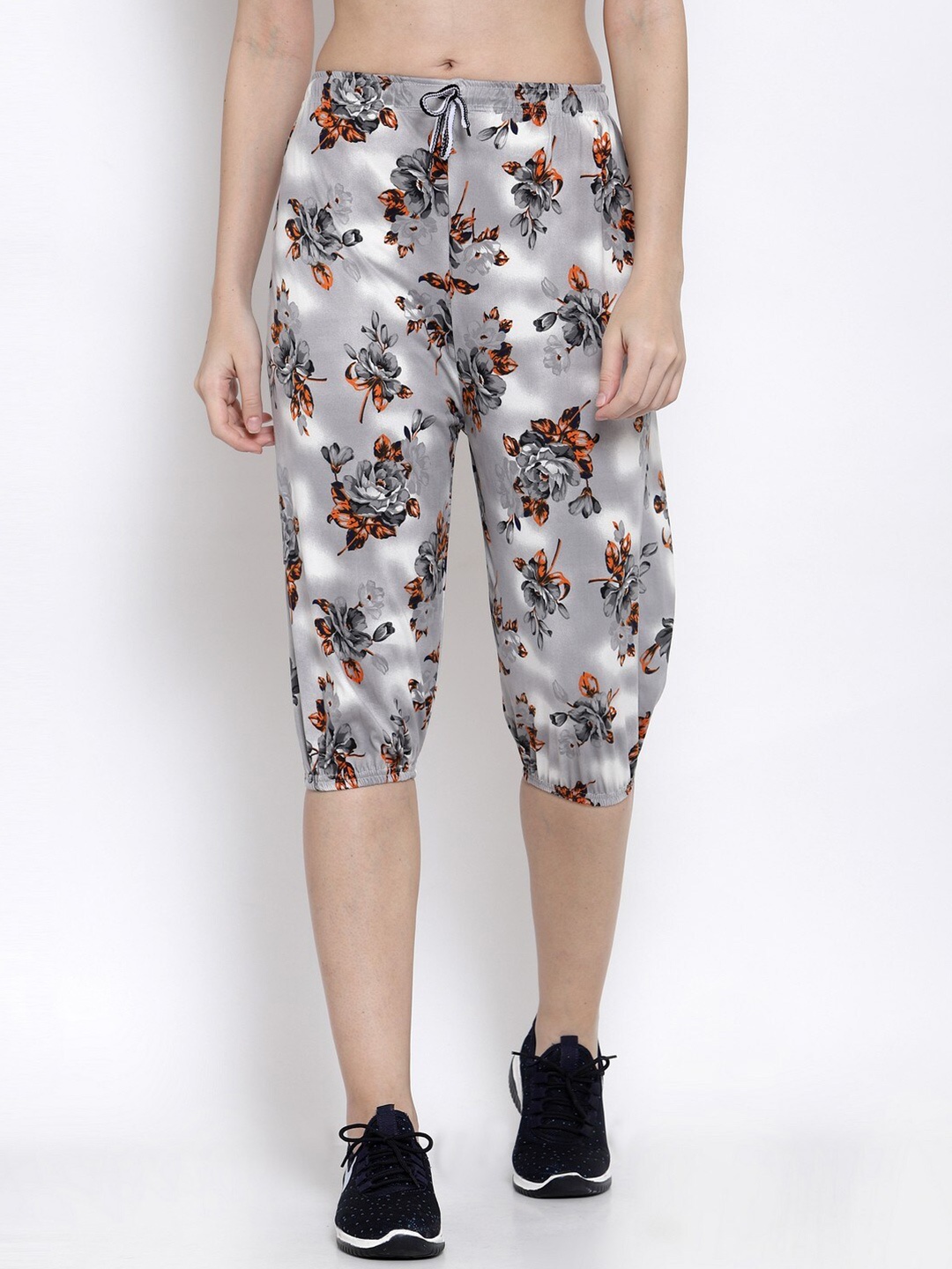 

KLOTTHE Women Grey & White Printed Capris