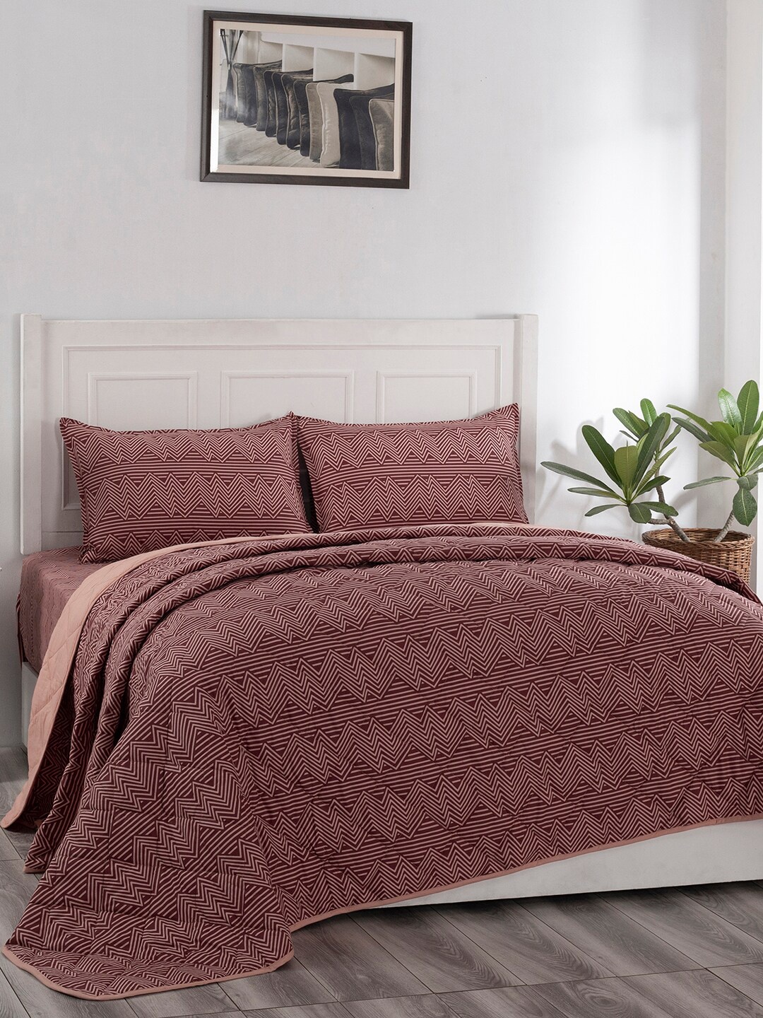 

In-House by maspar Maroon & Beige Geometric Summer 110 GSM Double Bed Quilt
