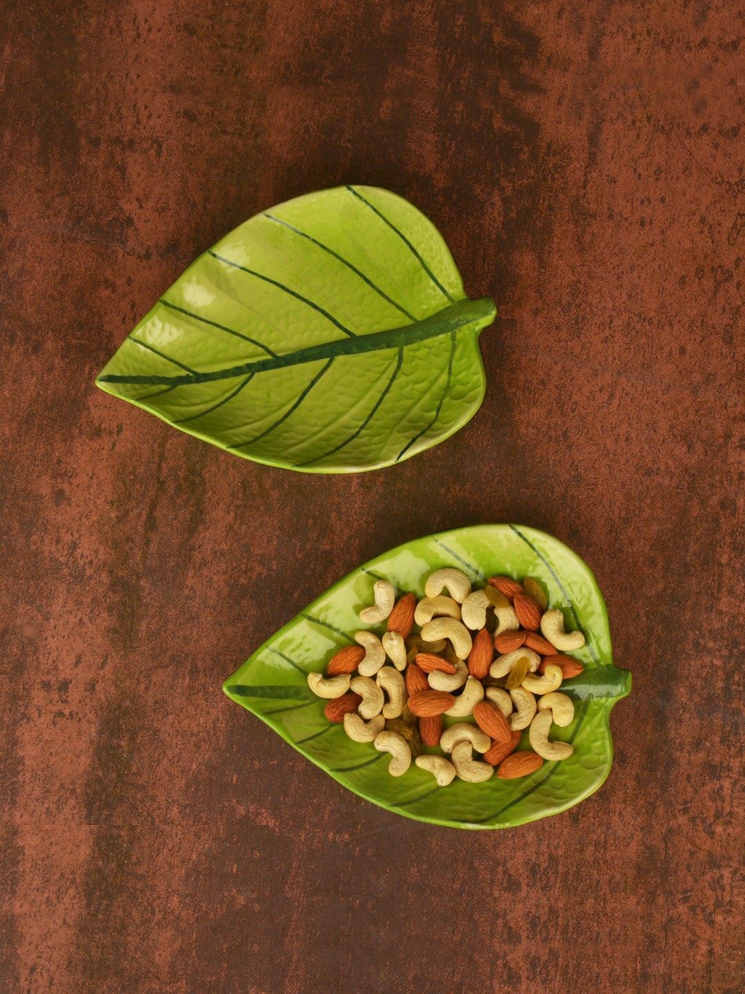 

StyleMyWay Set Of 2 Green Handcrafted Leaf Shaped Platters