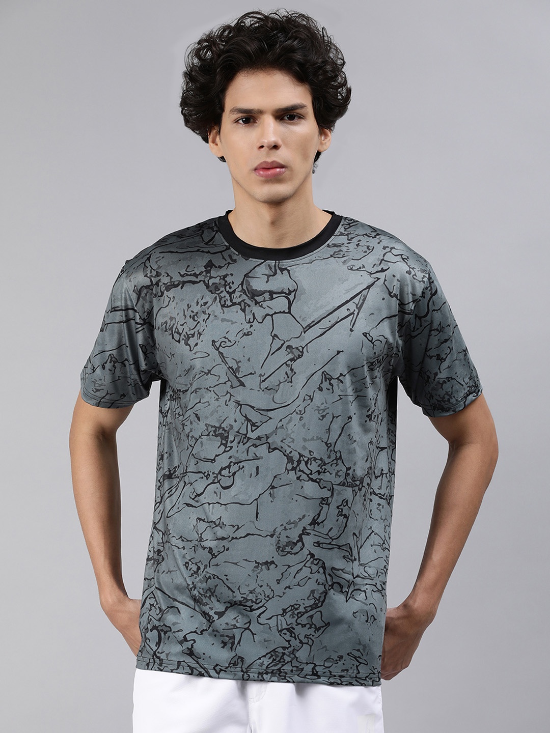 

mezmoda Men Grey & Black Printed Dry-Fit T-shirt