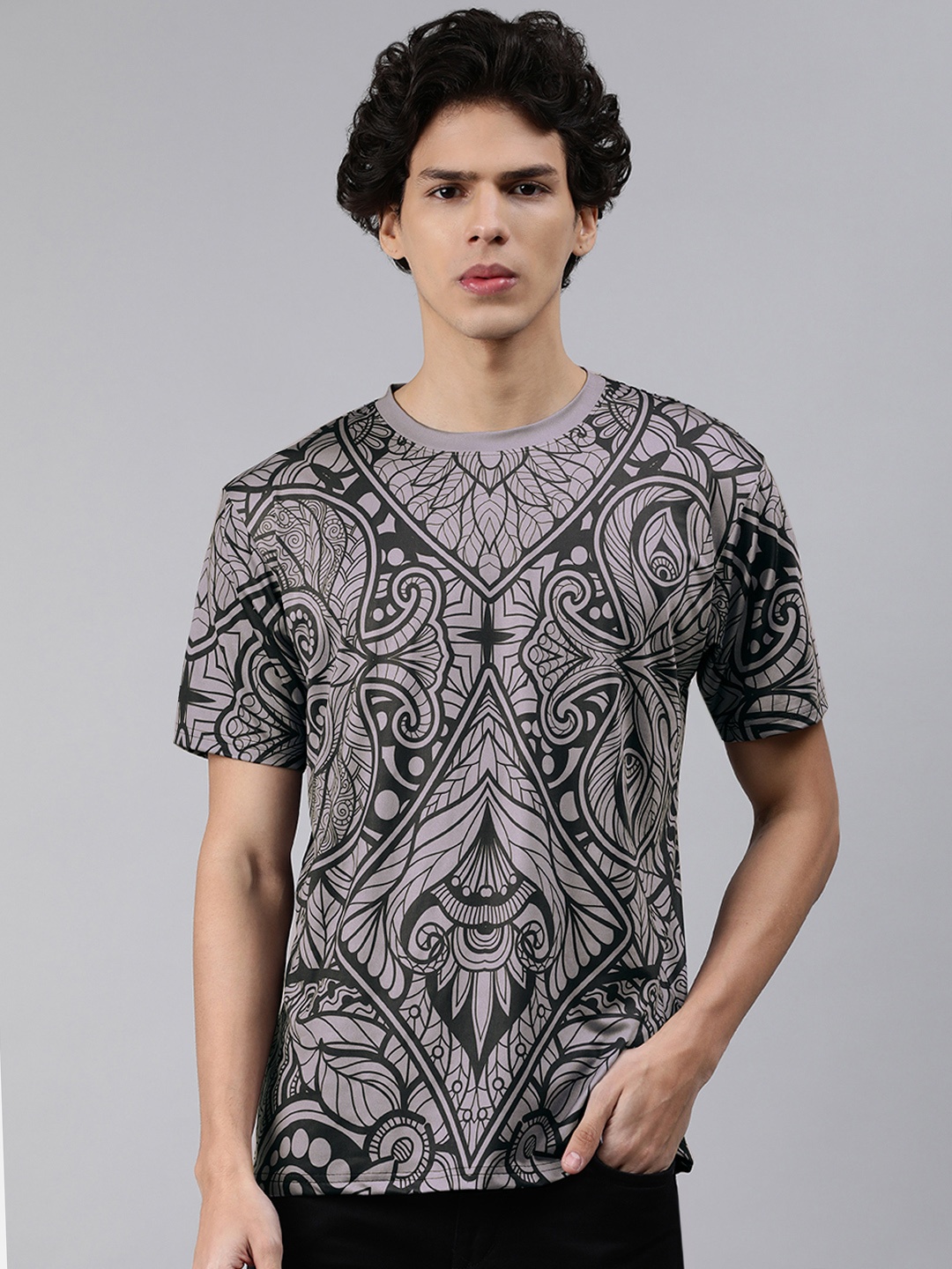 

mezmoda Men Grey & Black Printed Dry-Fit T-shirt