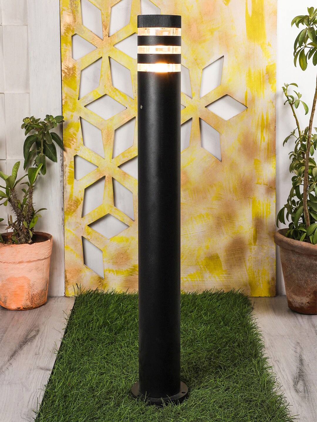 

MFD HOME FURNISHING Black Contemporary Outdoor Lamp