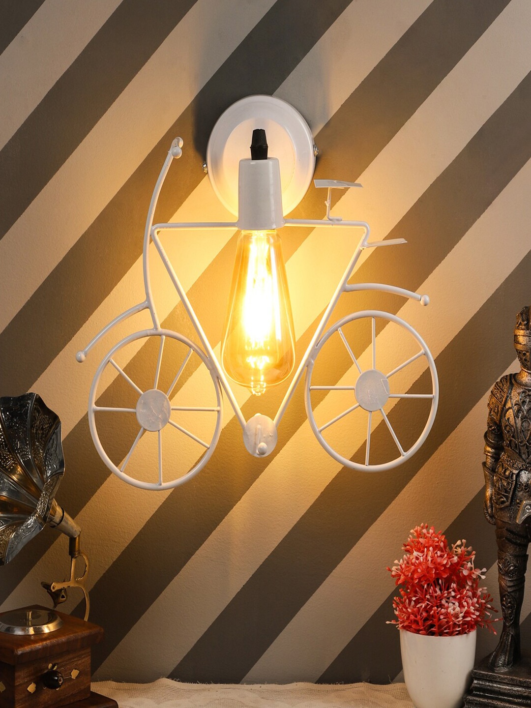 

MFD HOME FURNISHING White Iron Quirky Armed Sconce Wall Lamp