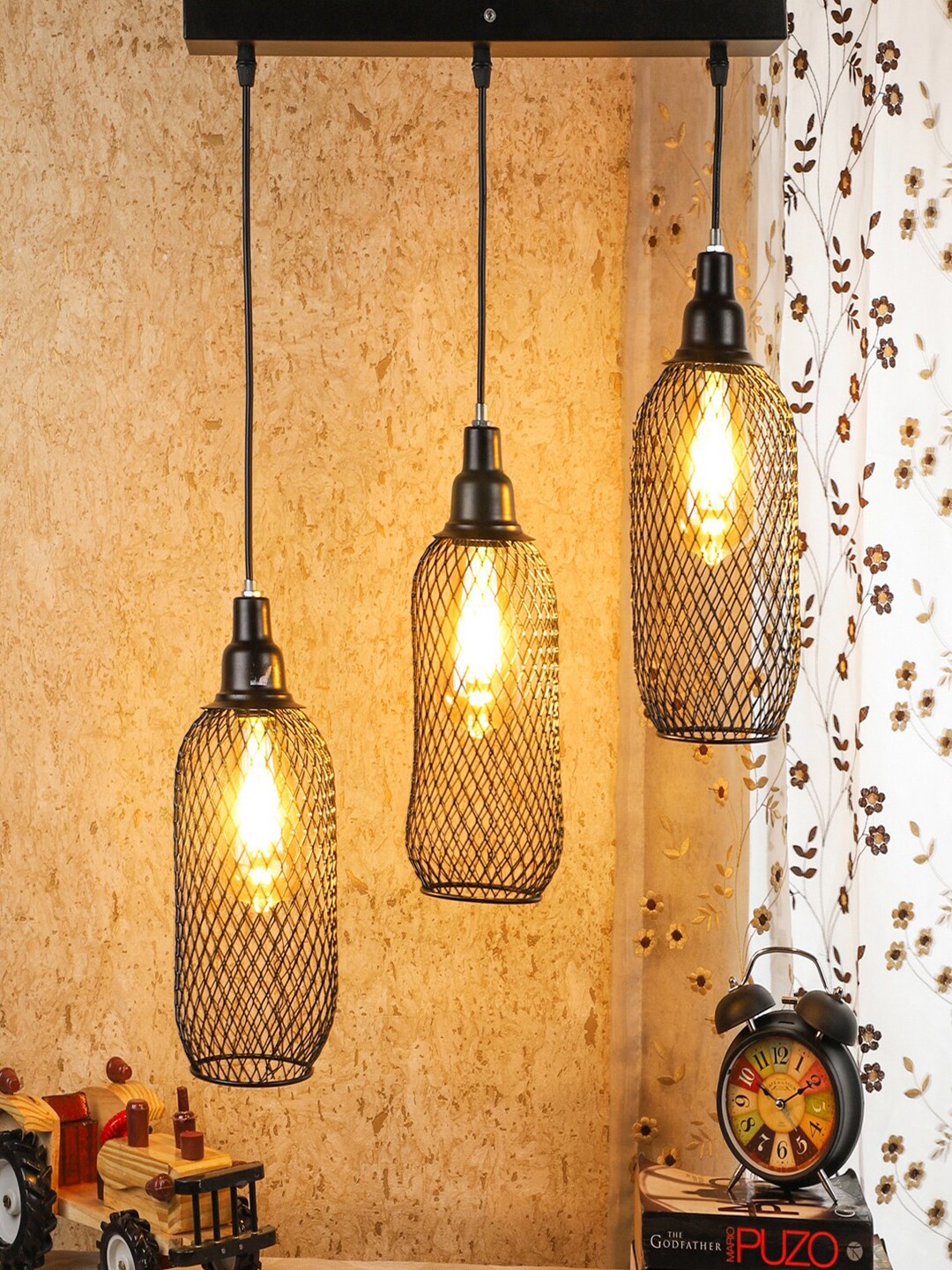 

MFD HOME FURNISHING Black Iron Quirky Cluster Light