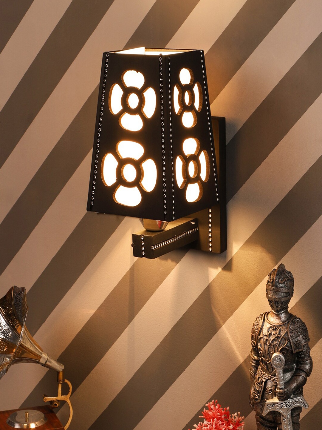 

MFD HOME FURNISHING Black & White Contemporary Armed Sconce Wall Lamp