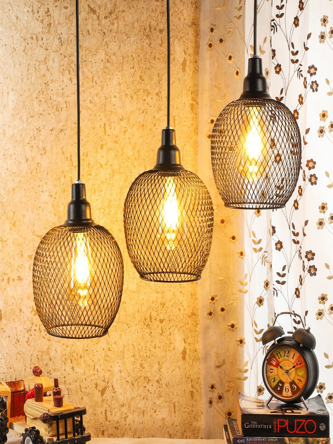 

MFD HOME FURNISHING Black & Gold-Toned Iron Quirky Cluster Lights