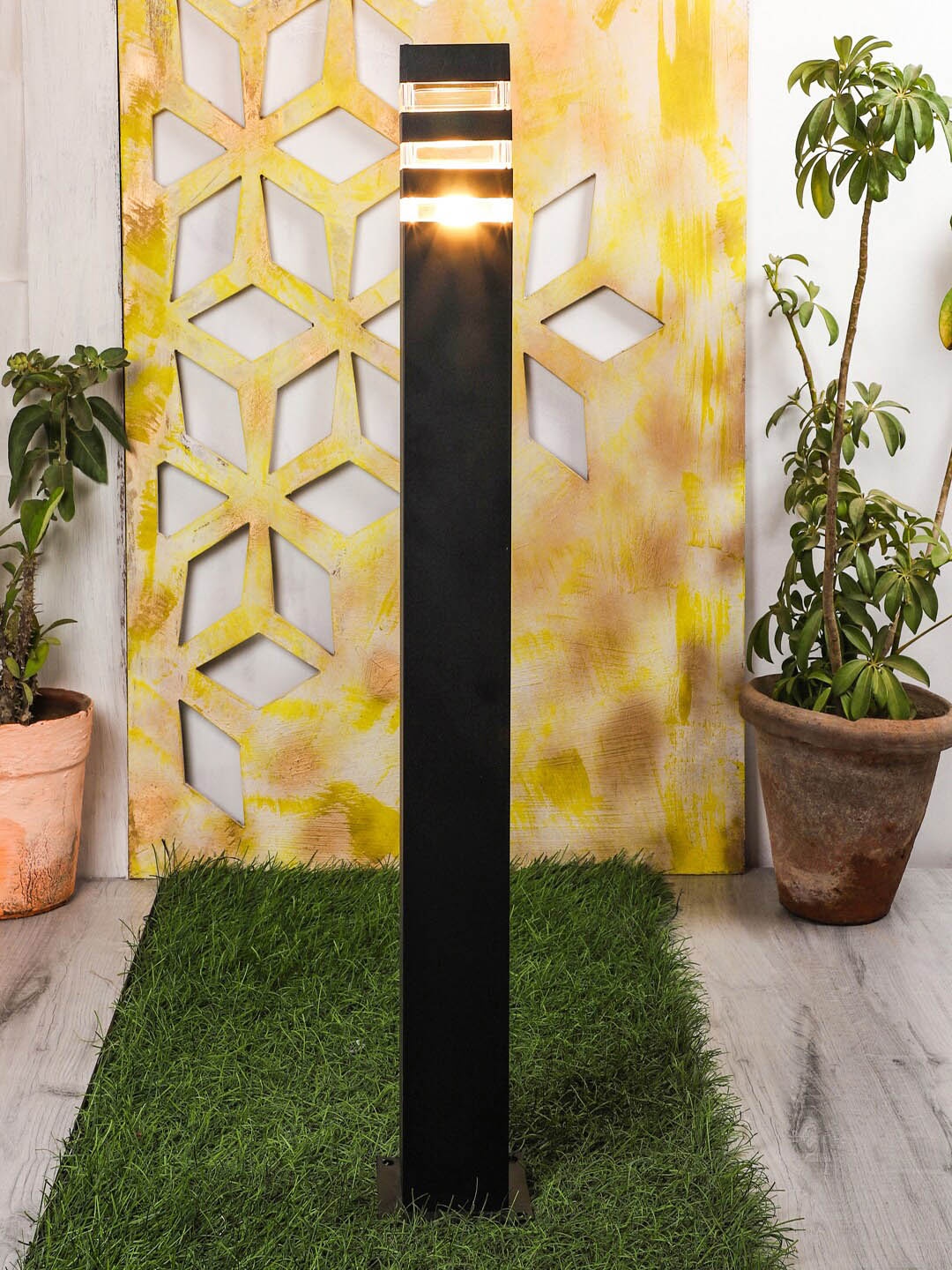 

MFD HOME FURNISHING Black Contemporary Outdoor Lamp