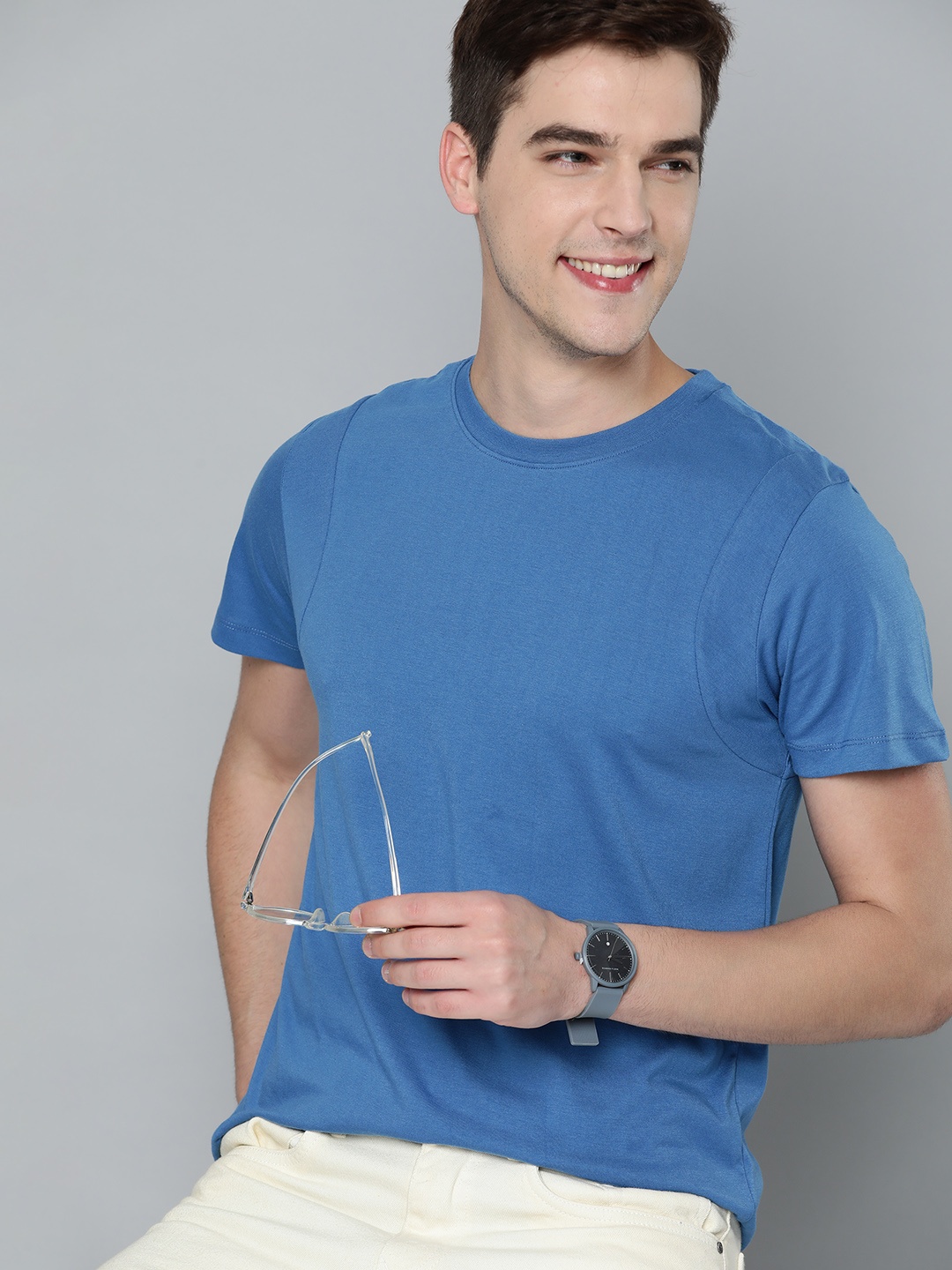 

Mast & Harbour Men Blue Solid T-Shirt