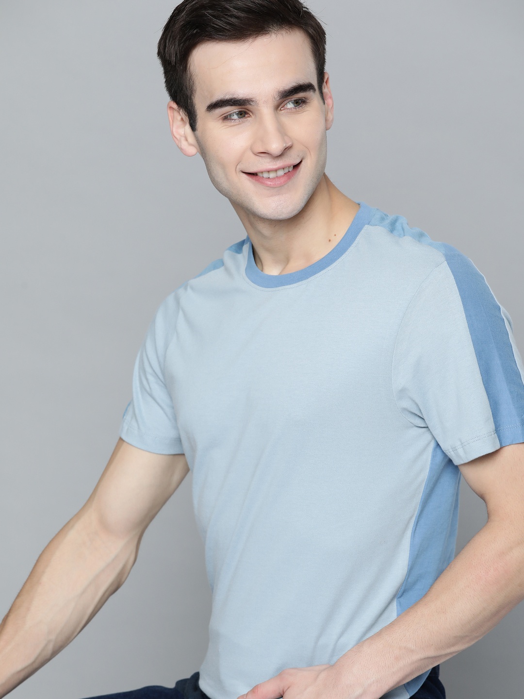 

Mast & Harbour Men Blue Solid T-shirt