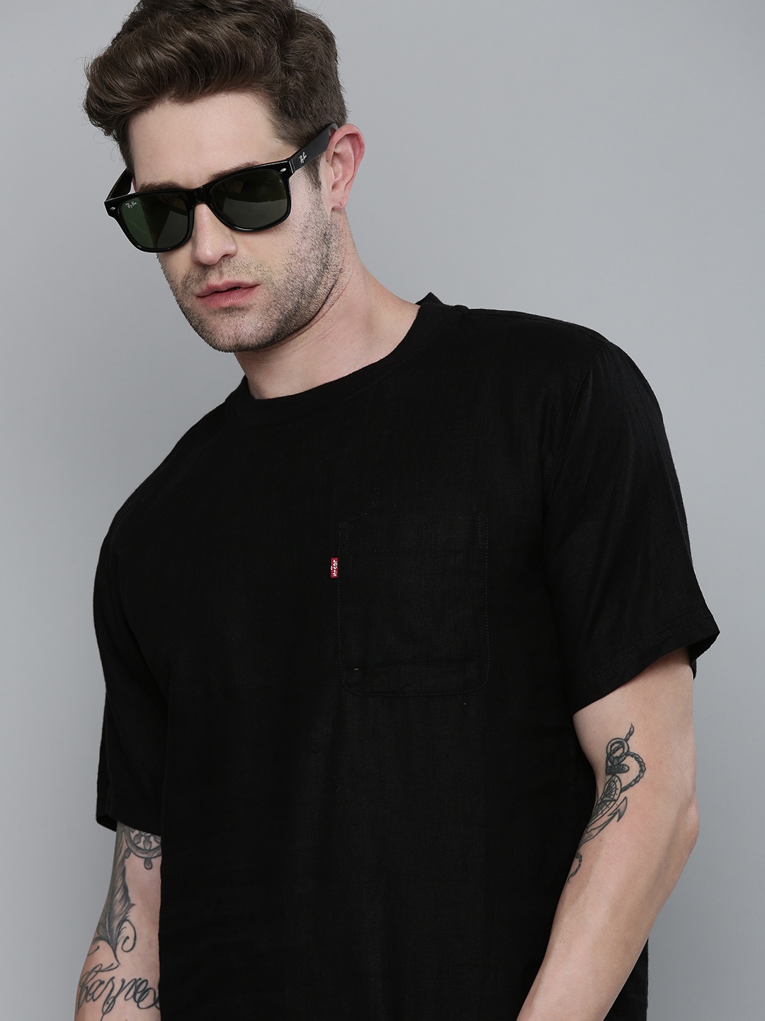 

Levis Men Black Linen Pockets T-shirt