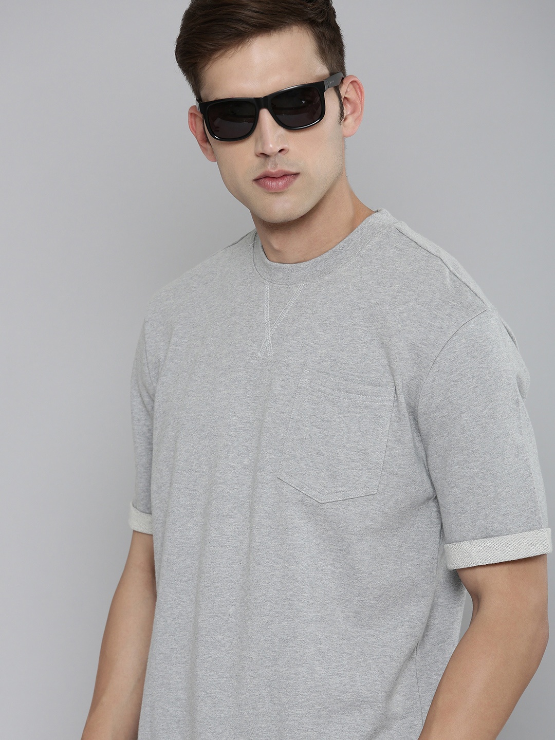 

Levis Round Neck Pure Cotton T-shirt With Chest Pocket Detail, Grey