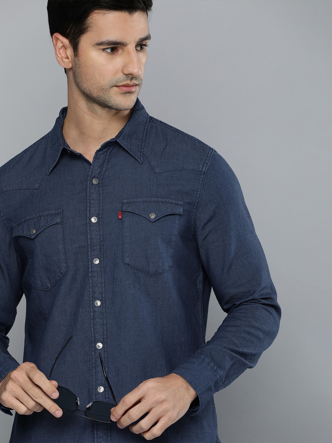 

Levis Men Navy Blue Slim Fit Solid Chambray Casual Shirt