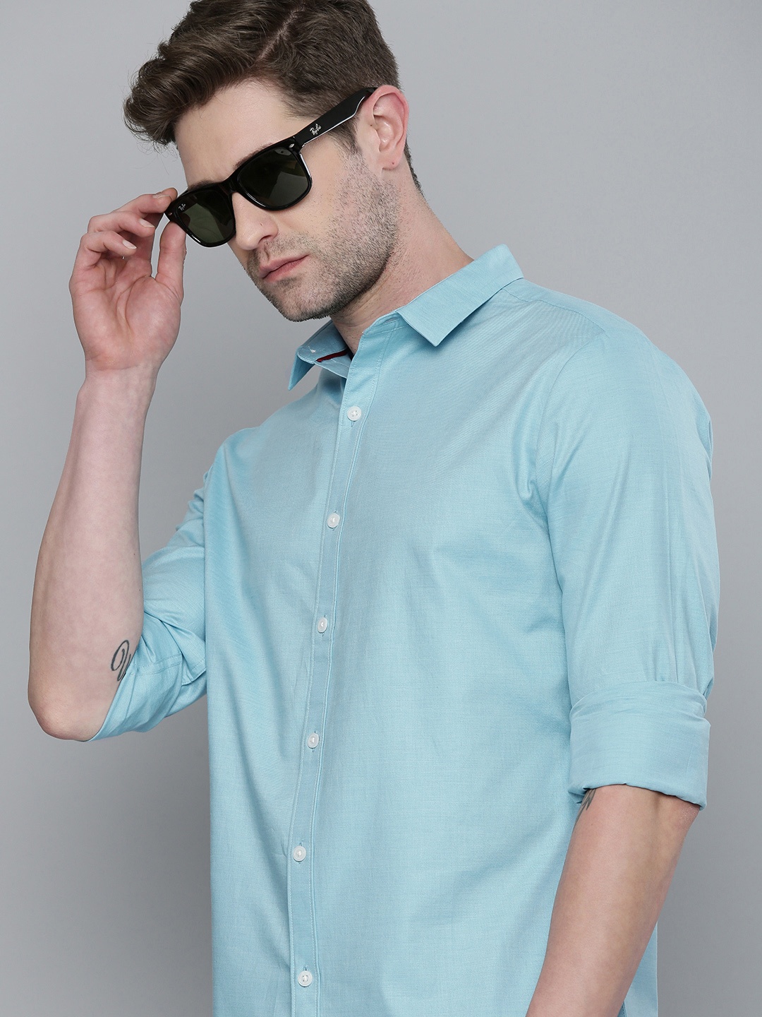 

Levis Men Blue Slim Fit Solid Cotton Casual Shirt