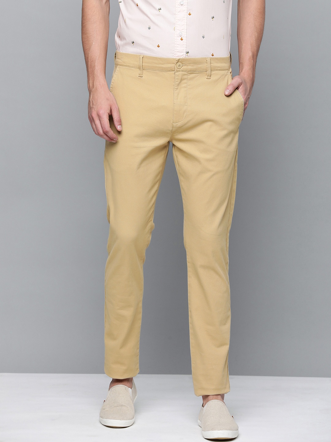 

Levis Men Beige Solid Slim Fit Chino Trousers