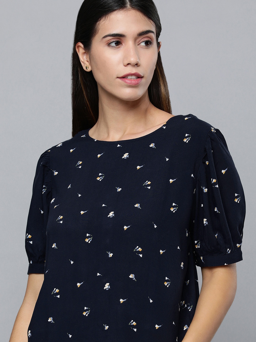 

Levis women Navy Blue & White Floral Printed Puff Sleeves Top
