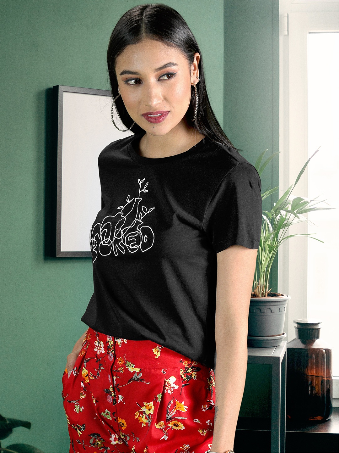 

Levis Women Black White Graphic Printed Pure Cotton T-shirt