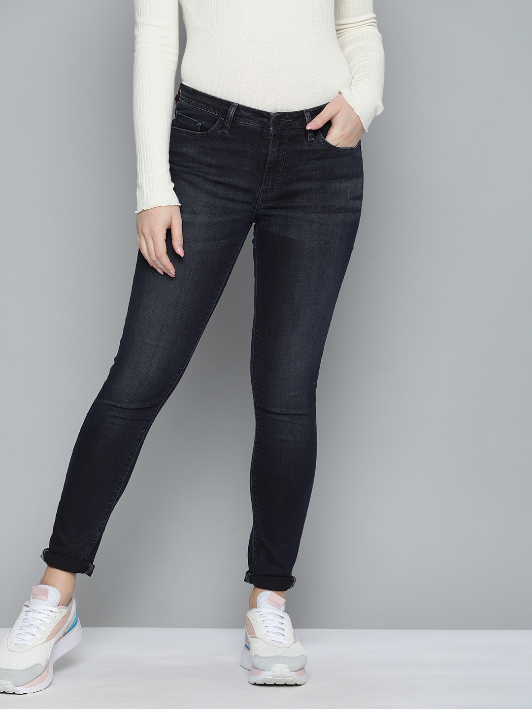 

Levis Women Blue 711 Skinny Fit Light Fade Stretchable Jeans