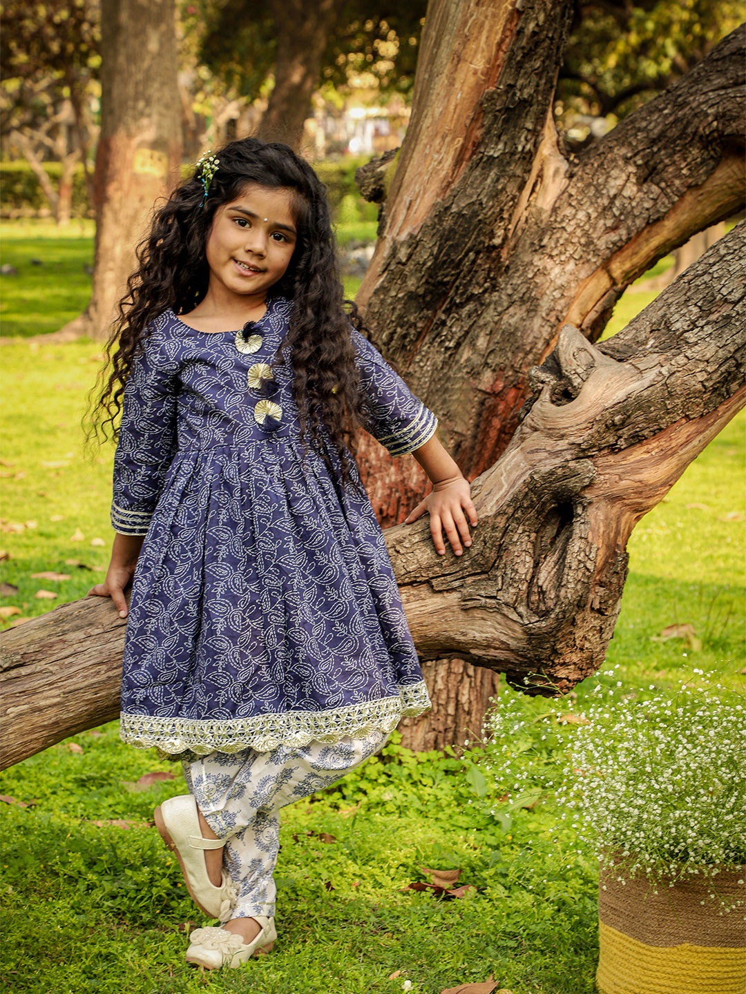 

LIL DRAMA Girls Navy Blue & White Paisley Printed Pure Cotton Kurta with Trousers
