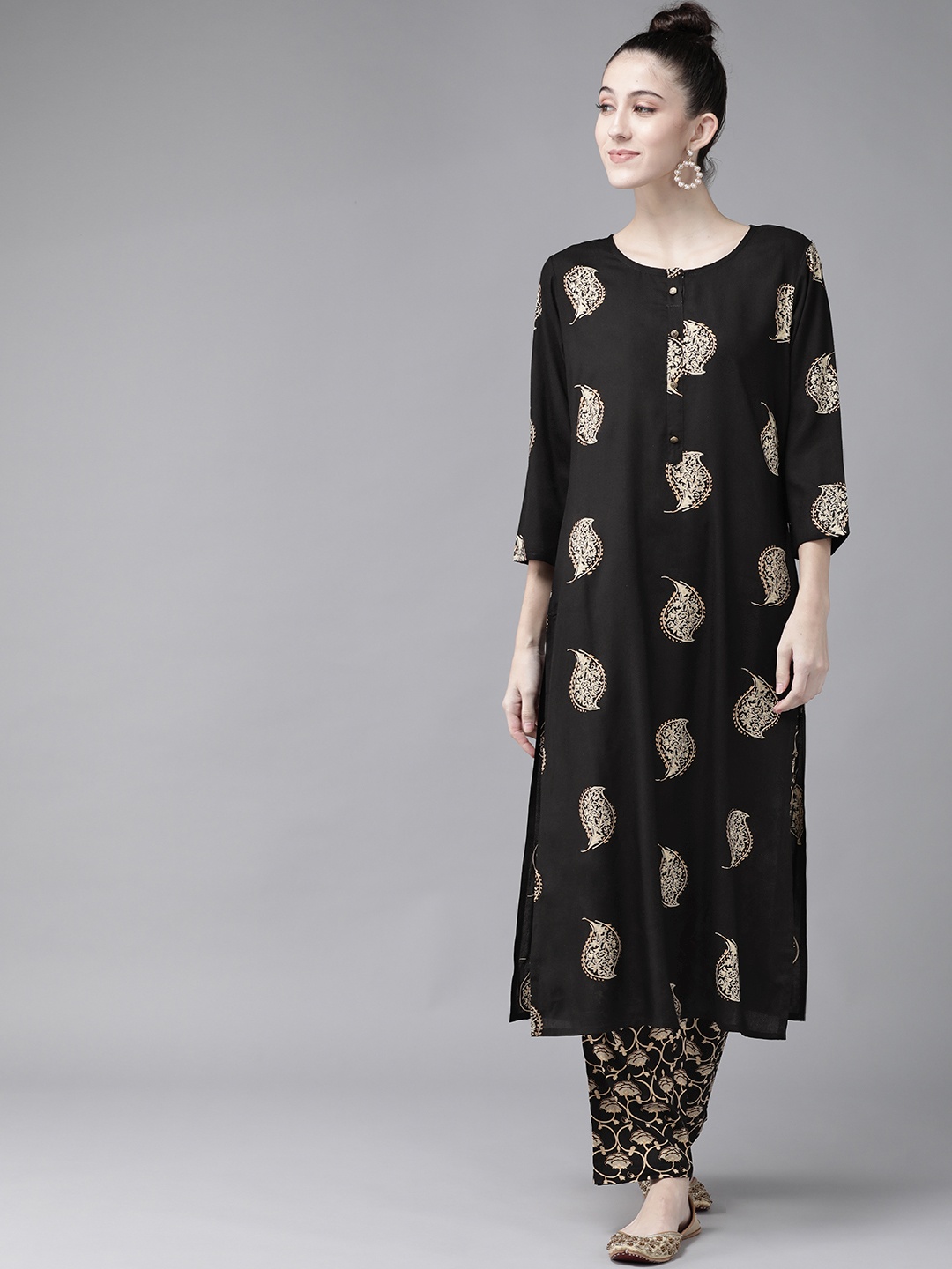 

Yufta Women Black & Cream-Coloured Screen Printed Kurta with Trousers
