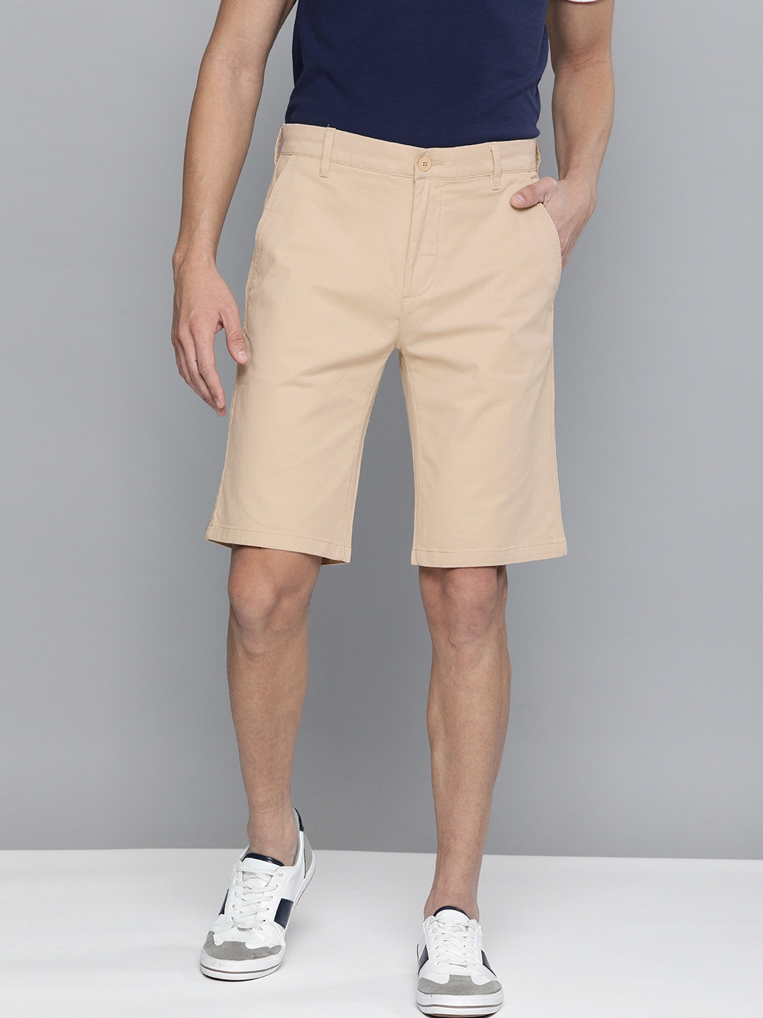 

Levis Men Beige Mid-Rise Chino Shorts